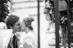 28b-photographer wedding gers marciac france british kiss