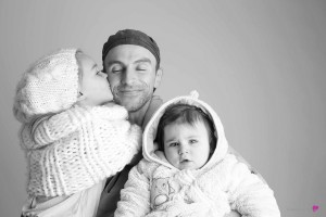 01-photographe-studio-portrait-emotion-famille-noirblanc