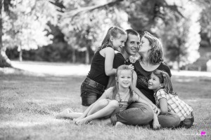 photographe-portrait-famille-exterieur-amour-landes-aire-sur-adour-parc-noir-et-blanc