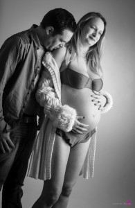 photo-portrait-studio-enceinte-grossesse-couple-gers-barcelonne-du-gers-bisous
