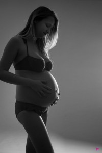 photo-portrait-studio-enceinte-grossesse-couple-gers-barcelonne-du-gers-futur-maman