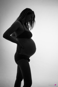 photo-portrait-studio-enceinte-grossesse-couple-gers-barcelonne-du-gers-maman-contre-jour