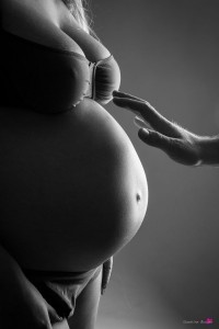 photo-portrait-studio-enceinte-grossesse-couple-gers-barcelonne-du-gers-ventre