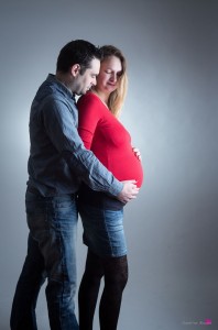 photo-portrait-studio-enceinte-grossesse-couple-gers-barcelonne-du-gers